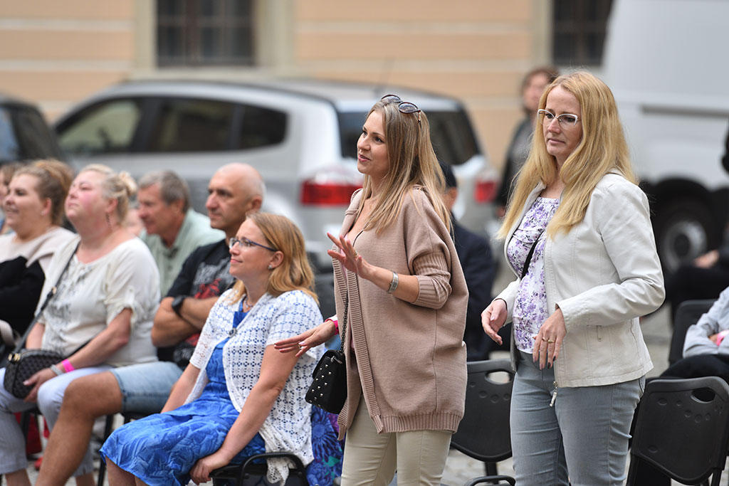 Nikola Warda z zespołem wystąpiła na dziedzińcu Akademii