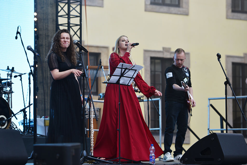 Nikola Warda z zespołem wystąpiła na dziedzińcu Akademii
