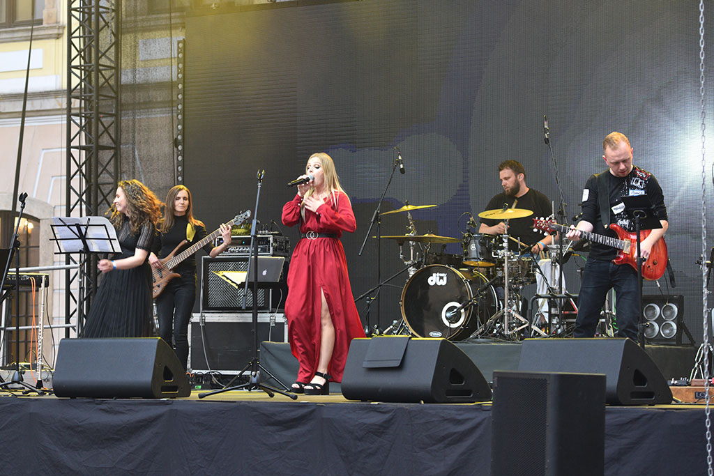 Nikola Warda z zespołem wystąpiła na dziedzińcu Akademii