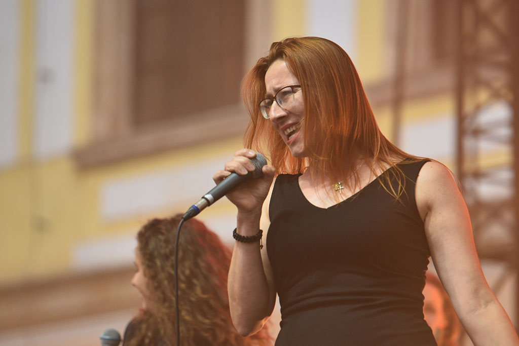 Nikola Warda z zespołem wystąpiła na dziedzińcu Akademii