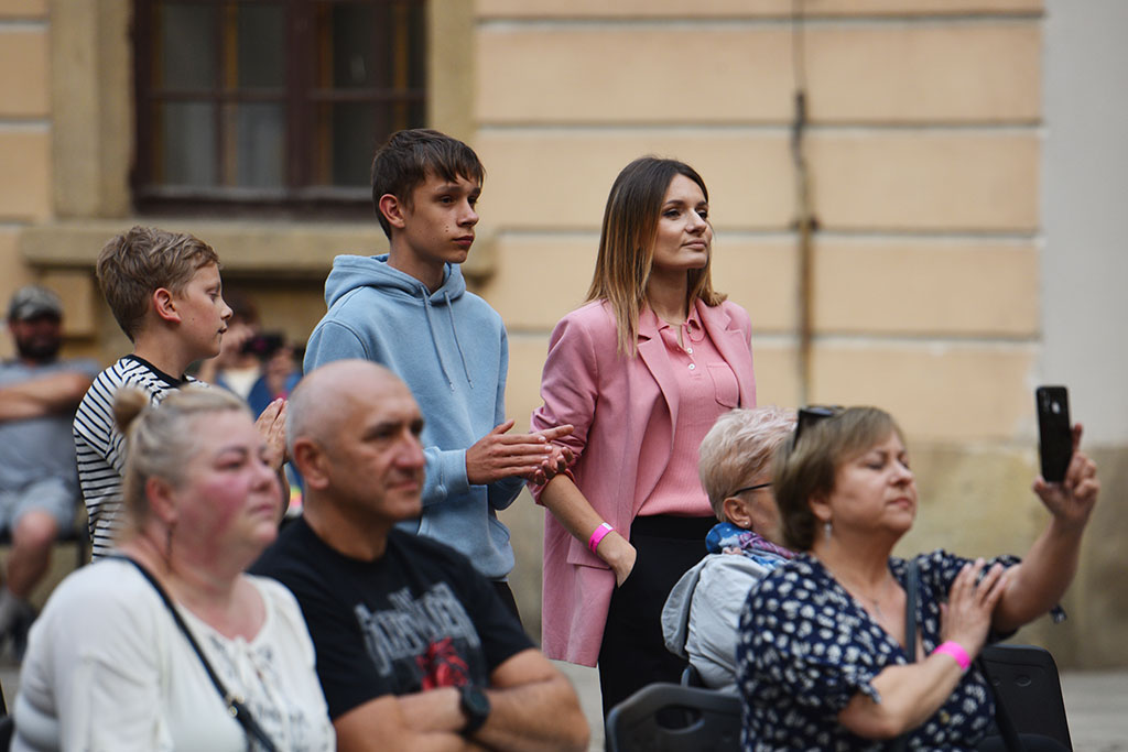 Nikola Warda z zespołem wystąpiła na dziedzińcu Akademii