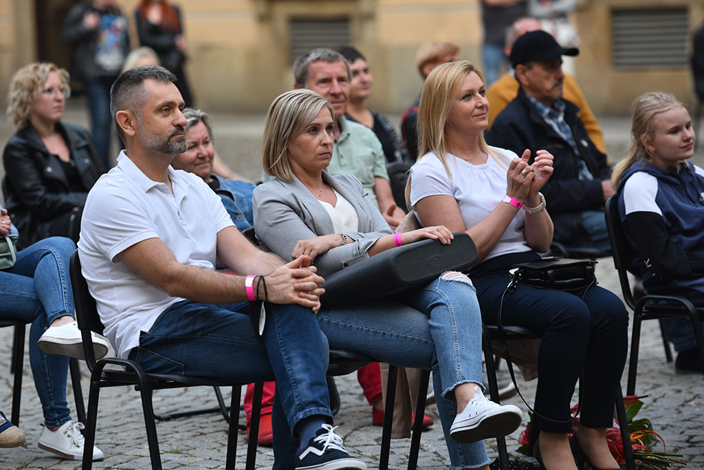 Nikola Warda z zespołem wystąpiła na dziedzińcu Akademii
