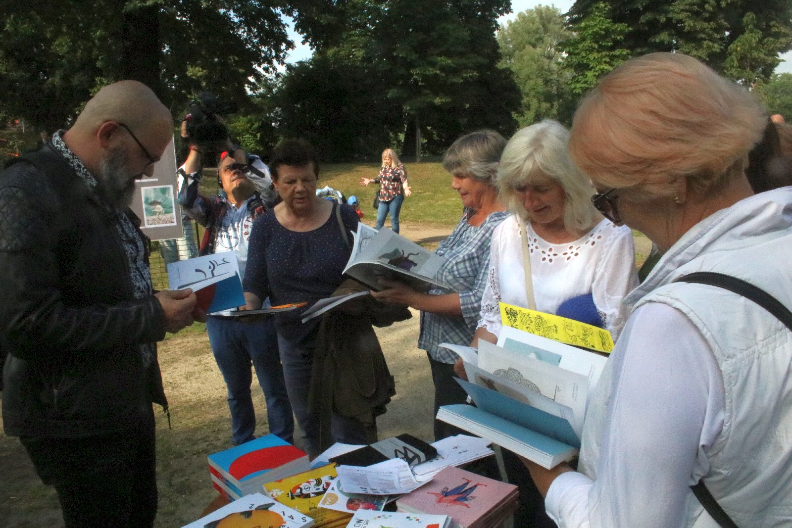 Całe rodziny wzięły udział w spacerze śladami Satyrykonu