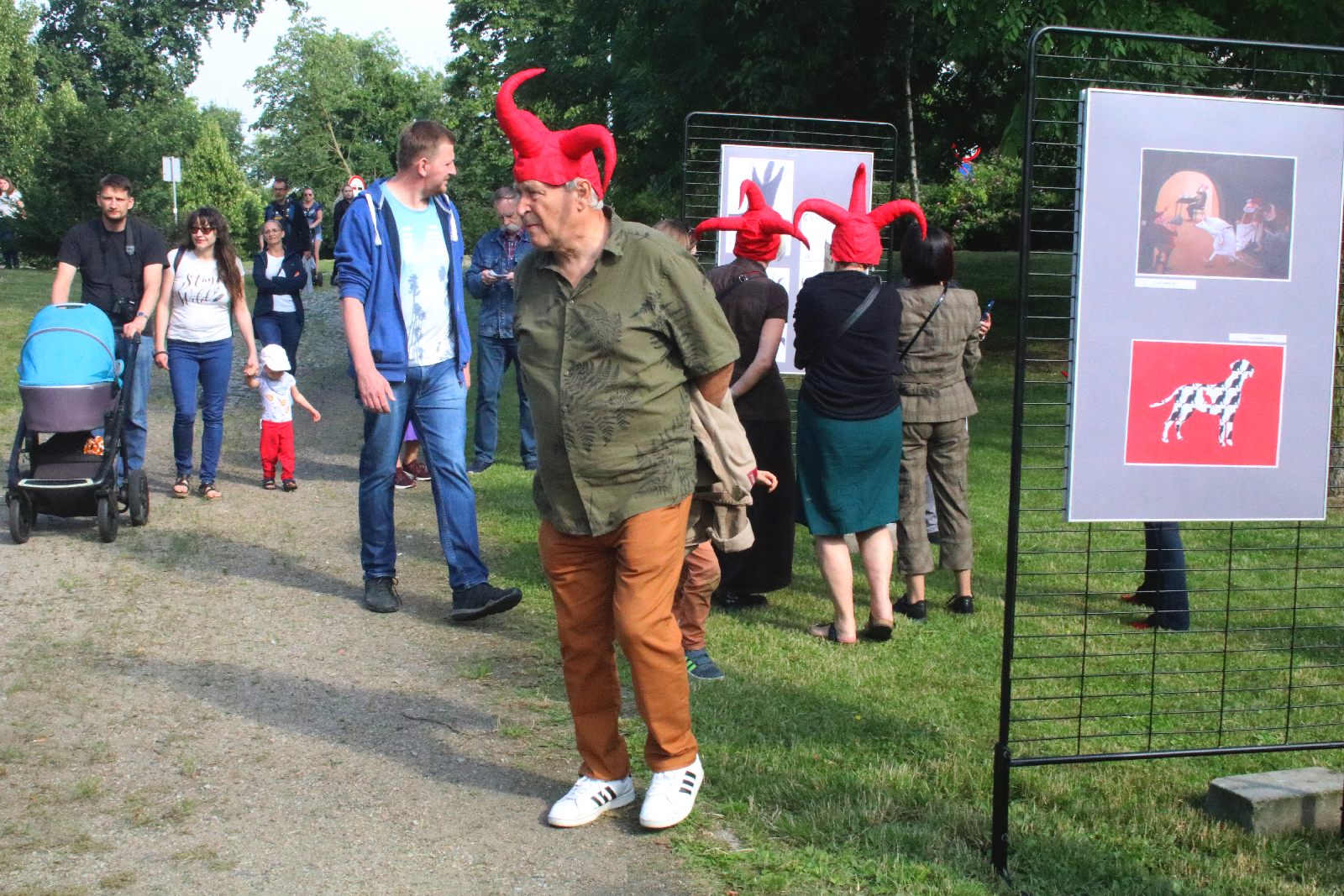 Całe rodziny wzięły udział w spacerze śladami Satyrykonu