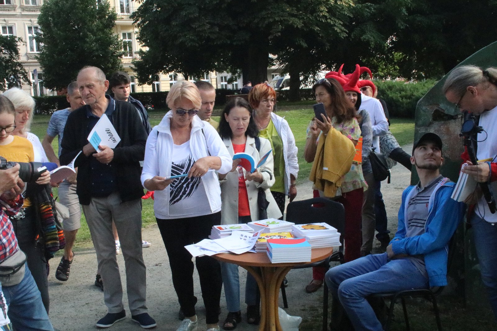 Całe rodziny wzięły udział w spacerze śladami Satyrykonu
