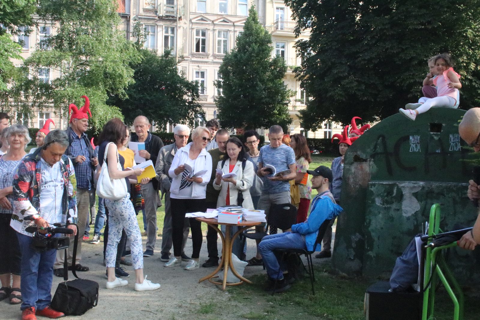 Całe rodziny wzięły udział w spacerze śladami Satyrykonu