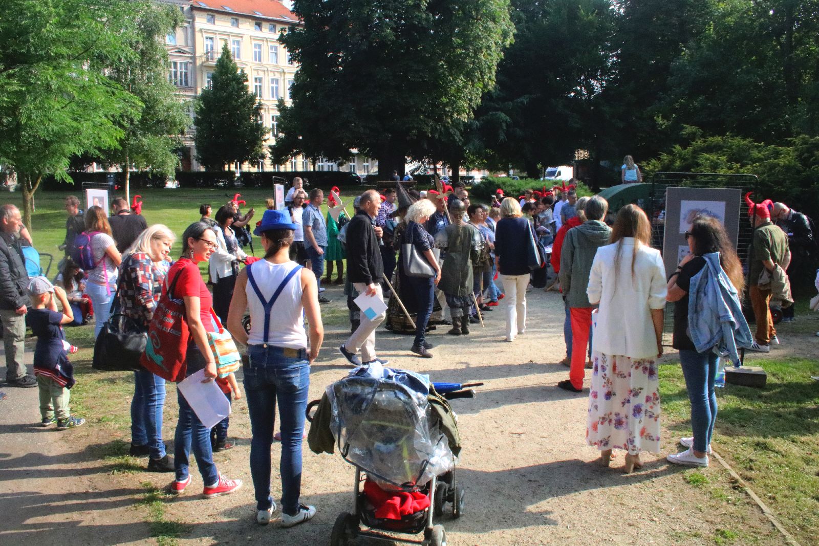 Całe rodziny wzięły udział w spacerze śladami Satyrykonu