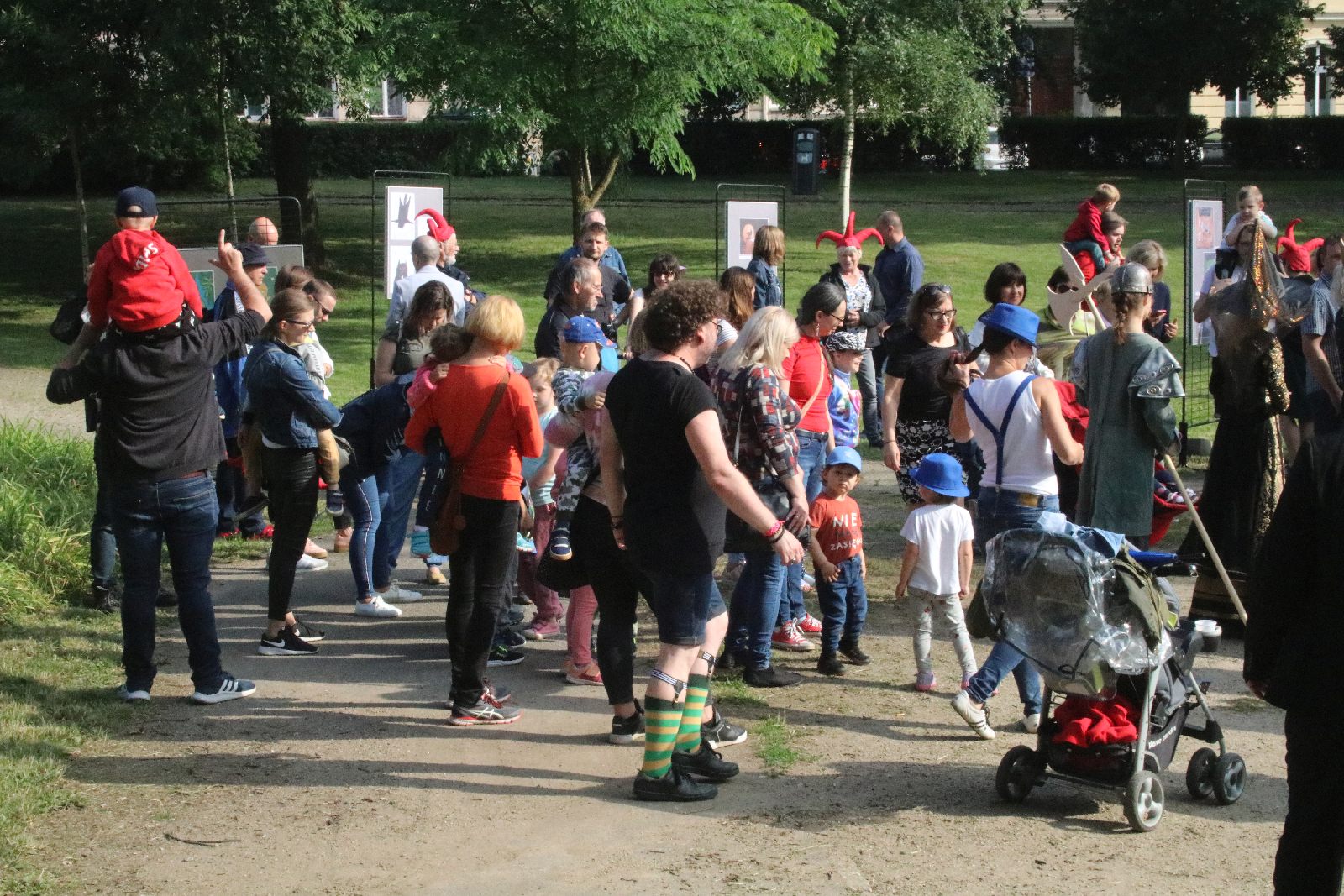 Całe rodziny wzięły udział w spacerze śladami Satyrykonu