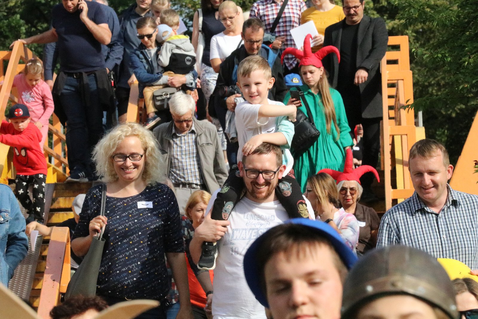 Całe rodziny wzięły udział w spacerze śladami Satyrykonu
