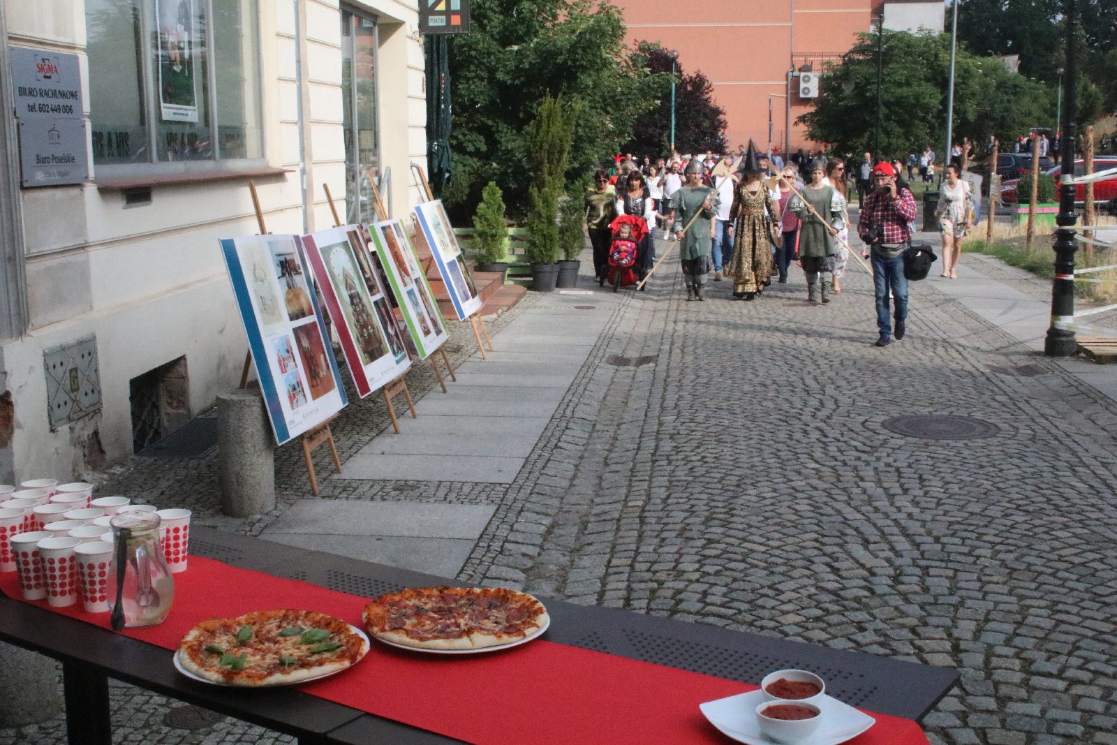 Całe rodziny wzięły udział w spacerze śladami Satyrykonu