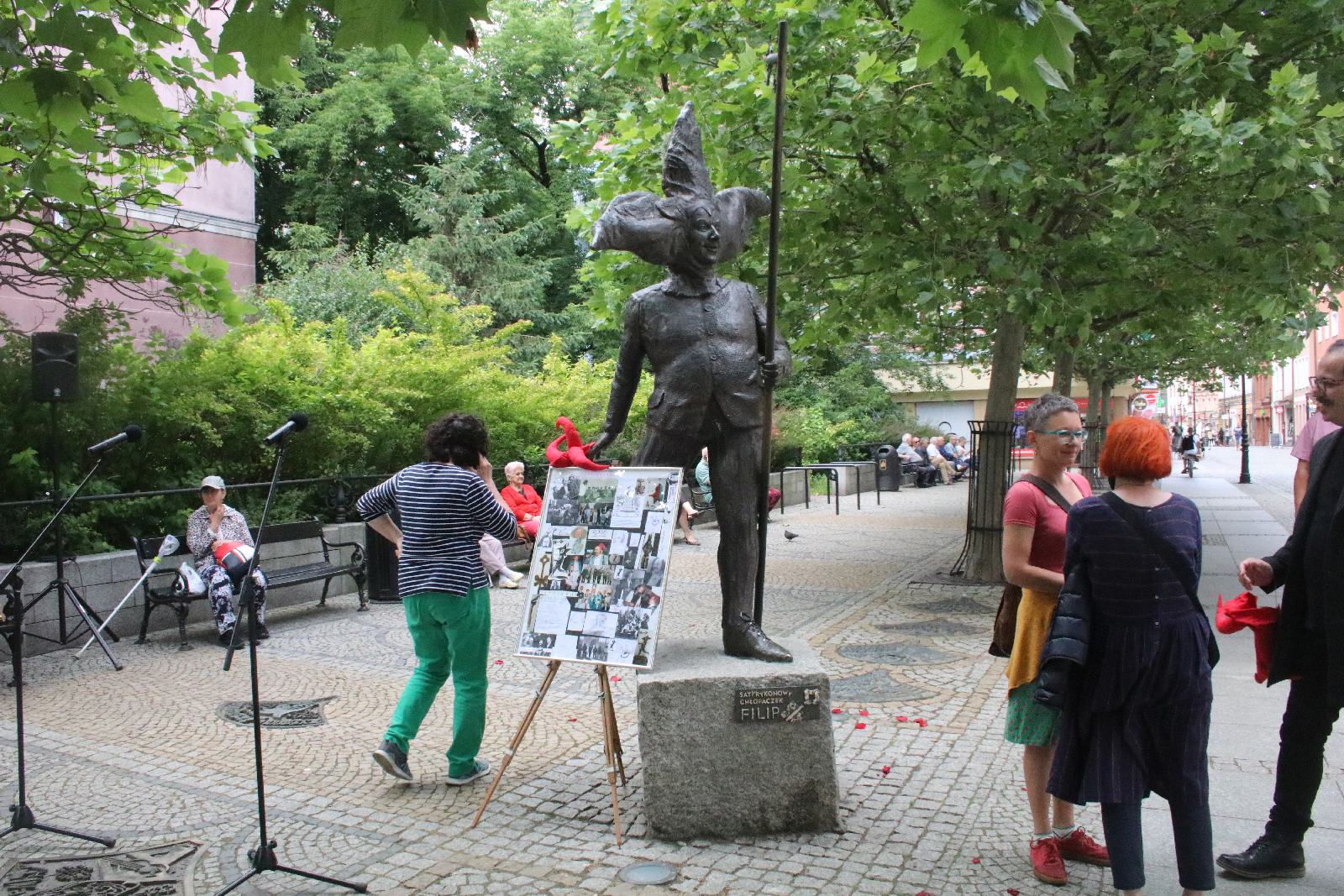 Całe rodziny wzięły udział w spacerze śladami Satyrykonu