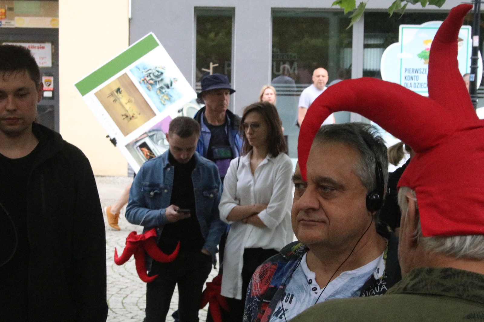 Całe rodziny wzięły udział w spacerze śladami Satyrykonu