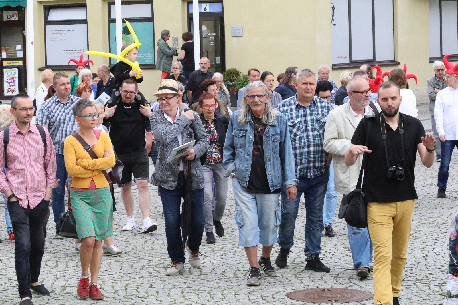 Całe rodziny wzięły udział w spacerze śladami Satyrykonu