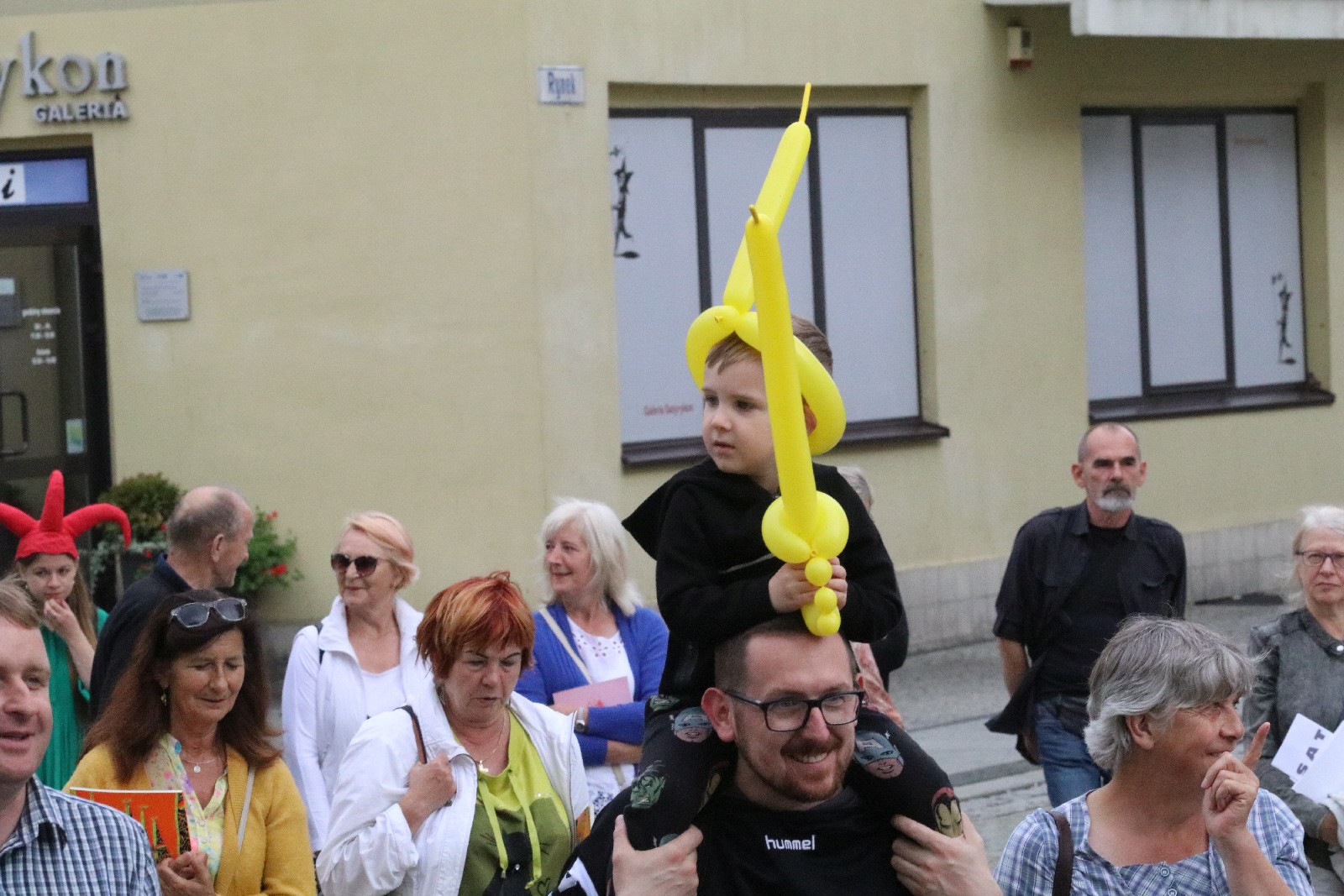 Całe rodziny wzięły udział w spacerze śladami Satyrykonu
