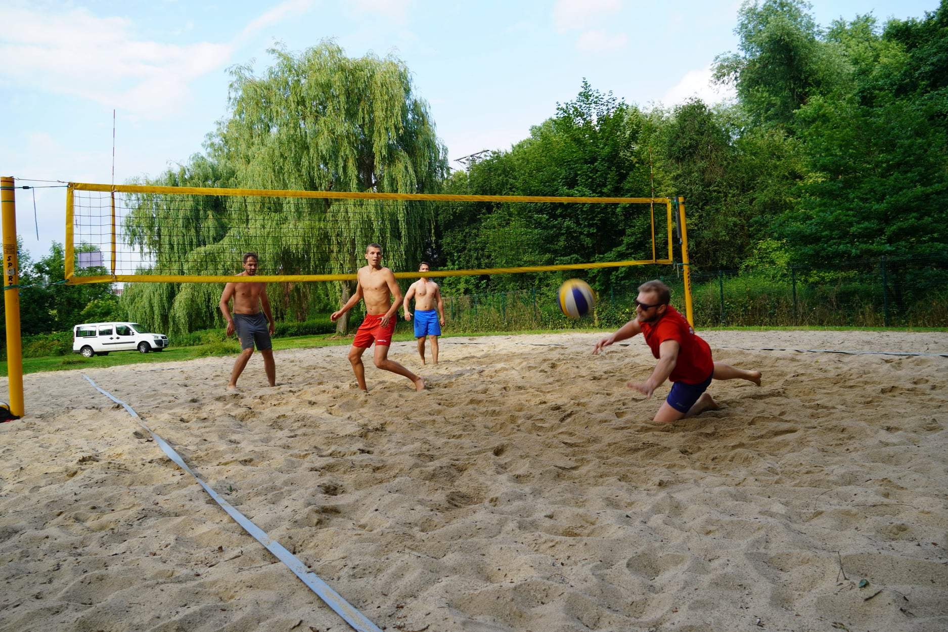 Turniej siatkówki plażowej „Bez skarpet” na kąpielisku Kormoran