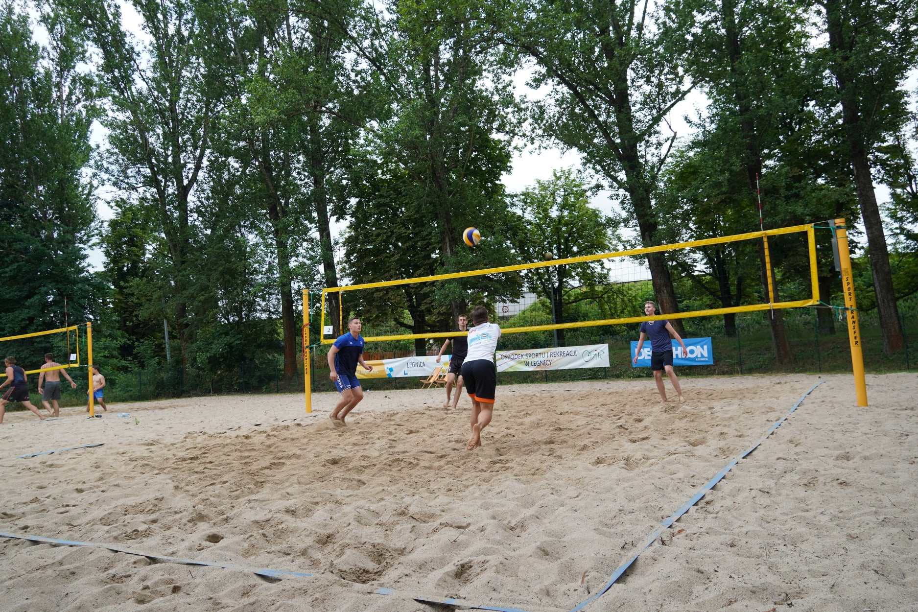 Turniej siatkówki plażowej „Bez skarpet” na kąpielisku Kormoran