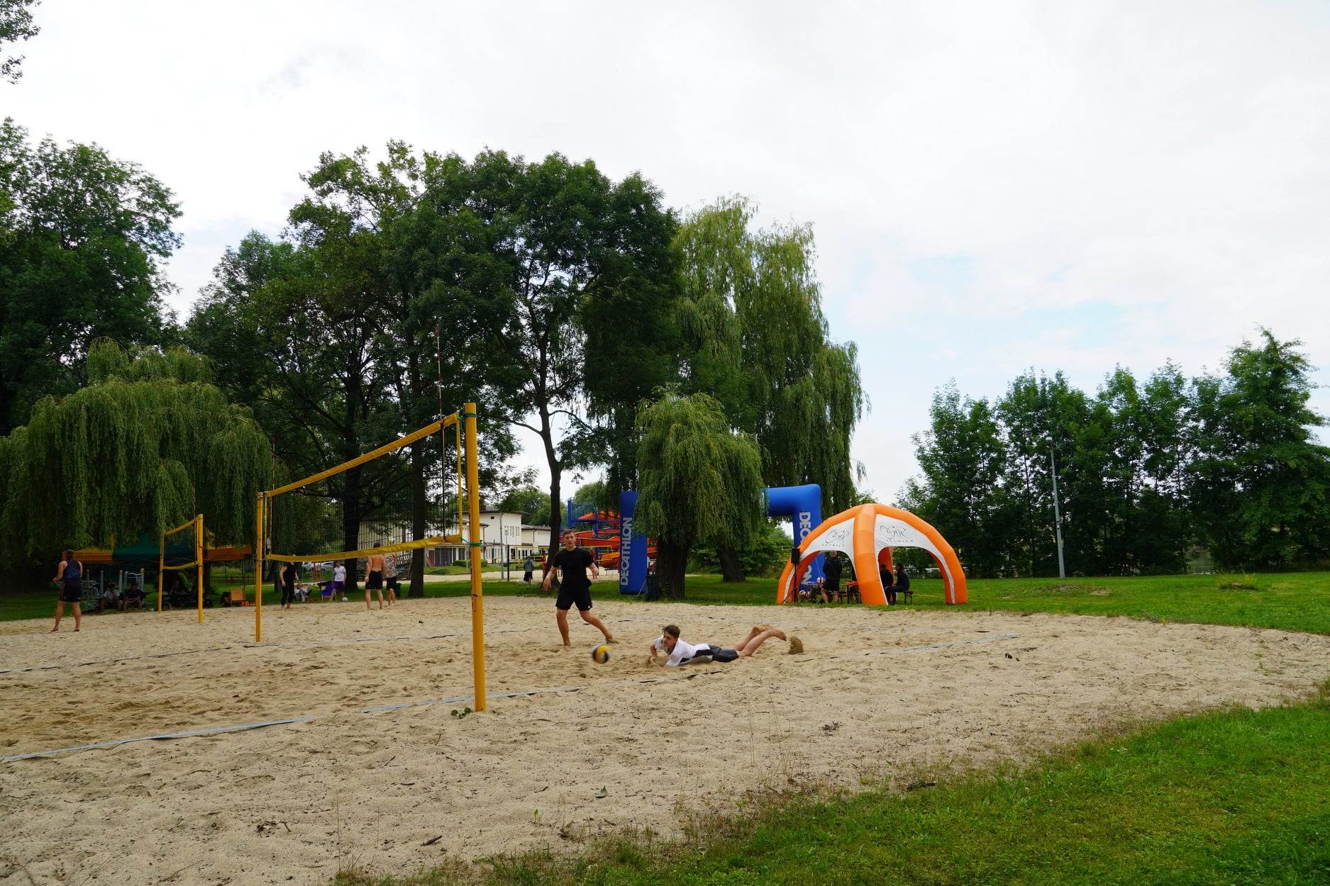 Turniej siatkówki plażowej „Bez skarpet” na kąpielisku Kormoran