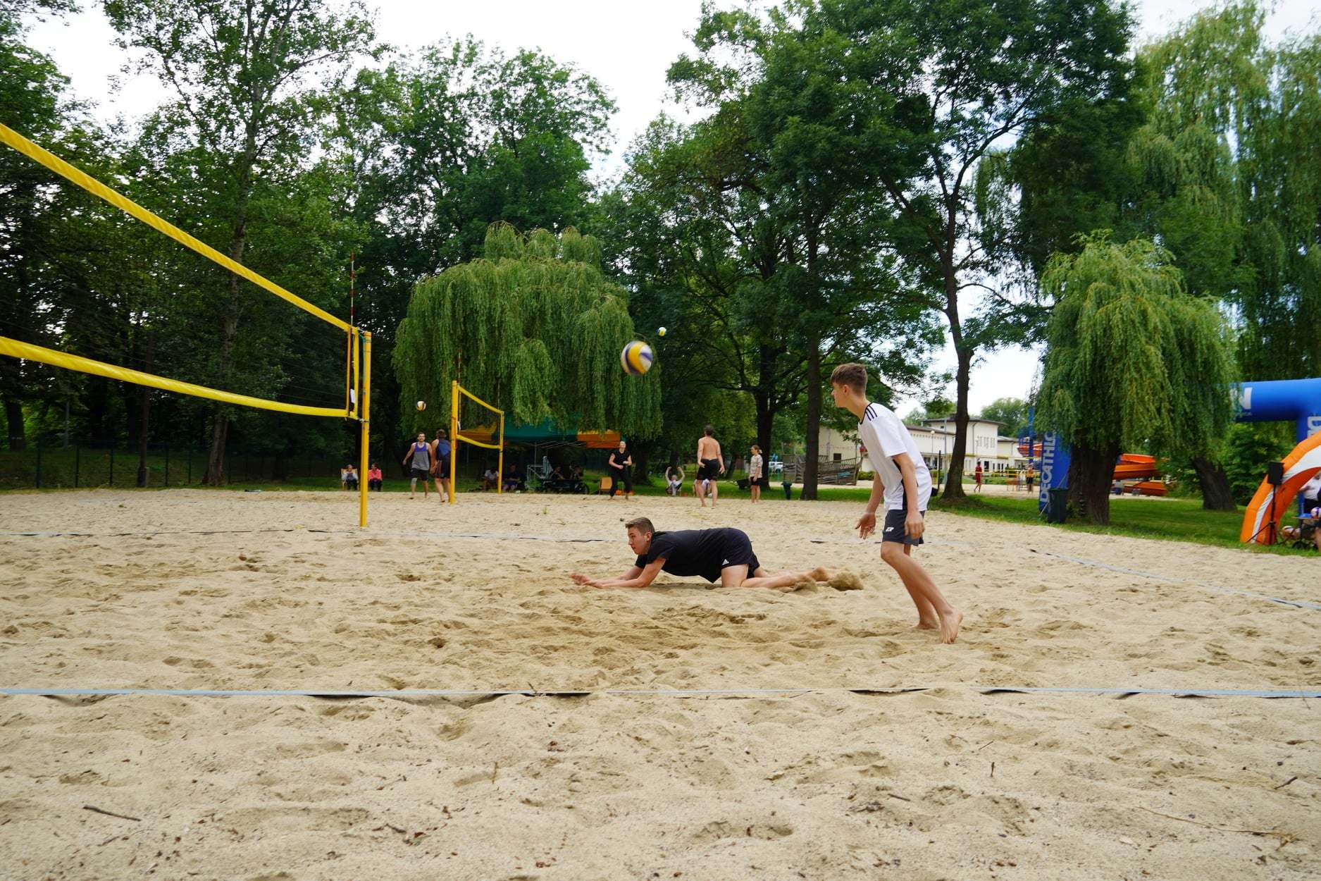 Turniej siatkówki plażowej „Bez skarpet” na kąpielisku Kormoran