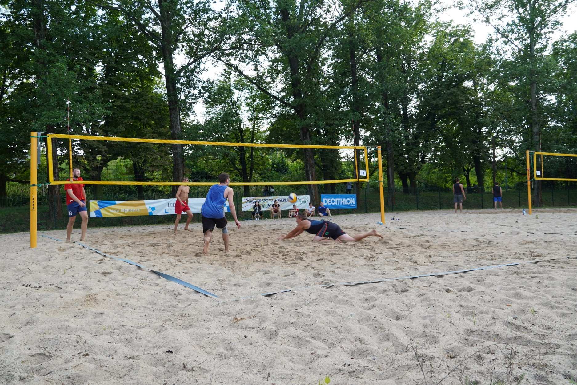 Turniej siatkówki plażowej „Bez skarpet” na kąpielisku Kormoran