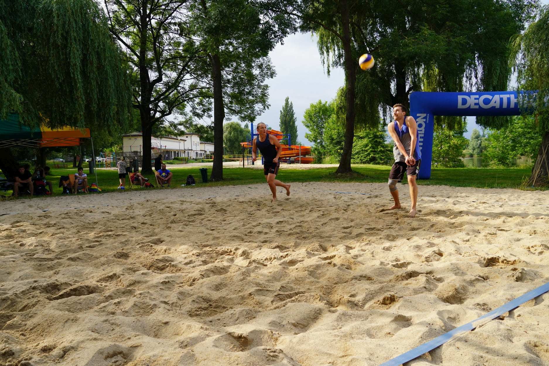 Turniej siatkówki plażowej „Bez skarpet” na kąpielisku Kormoran
