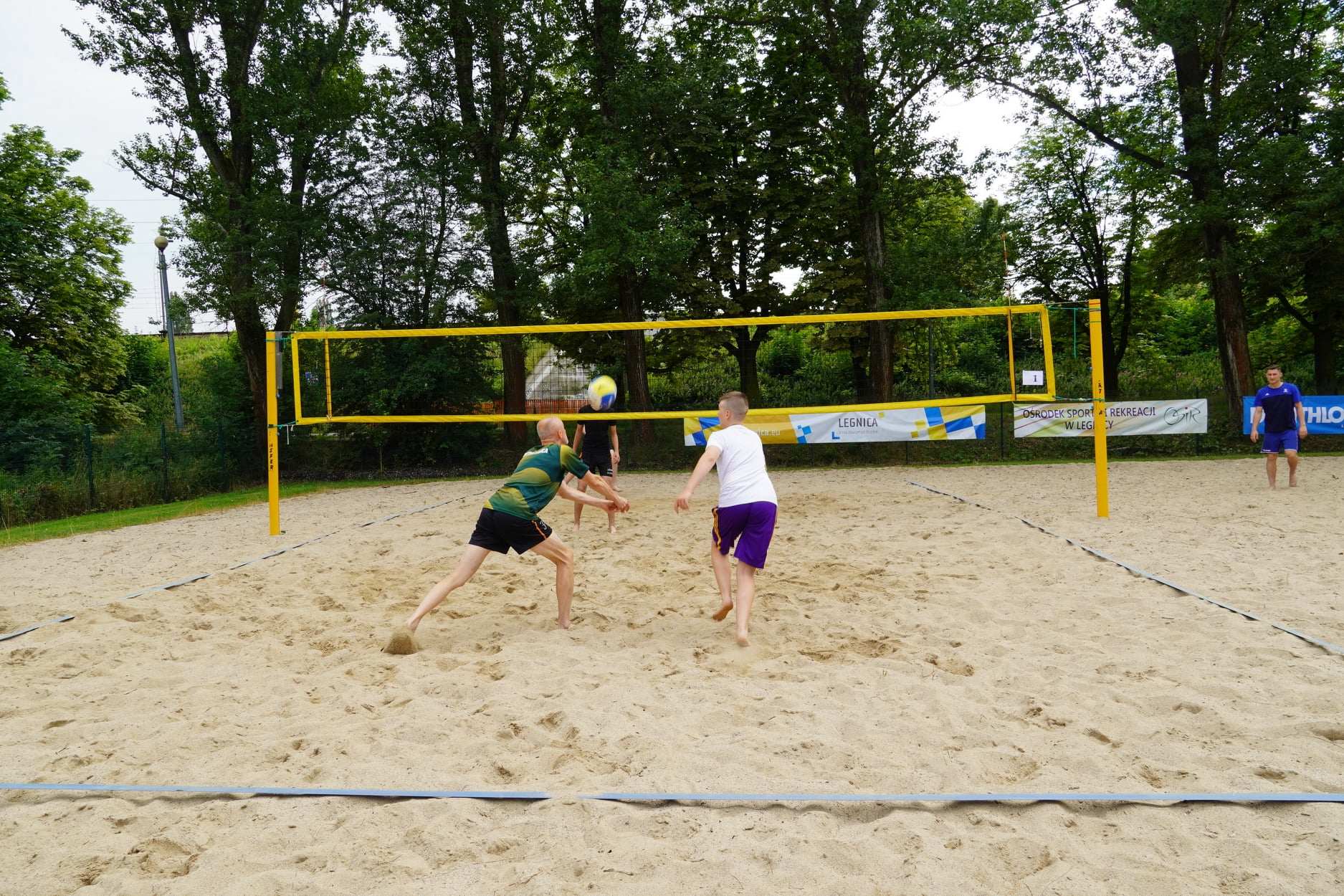 Turniej siatkówki plażowej „Bez skarpet” na kąpielisku Kormoran