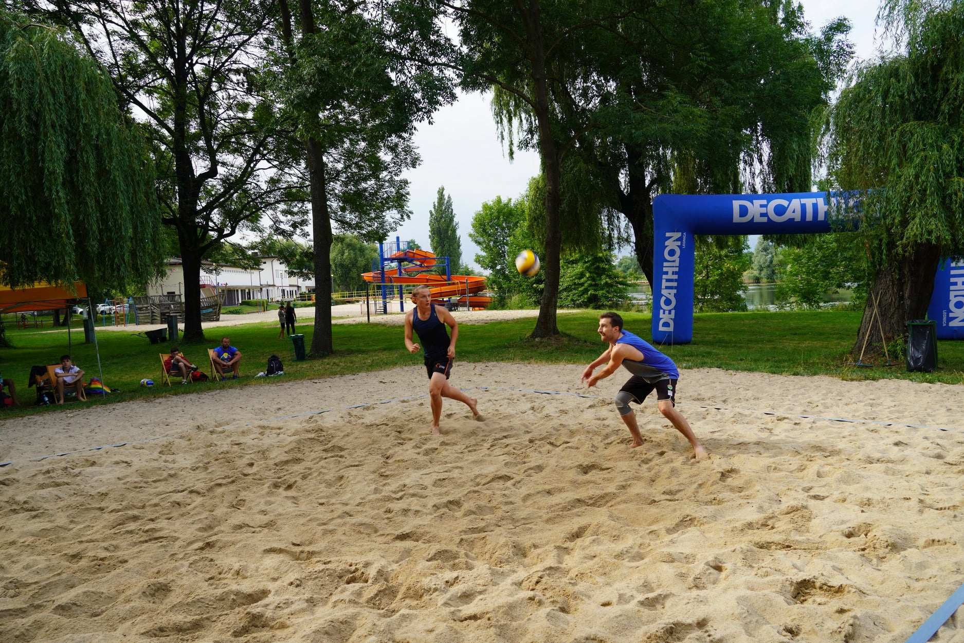Turniej siatkówki plażowej „Bez skarpet” na kąpielisku Kormoran