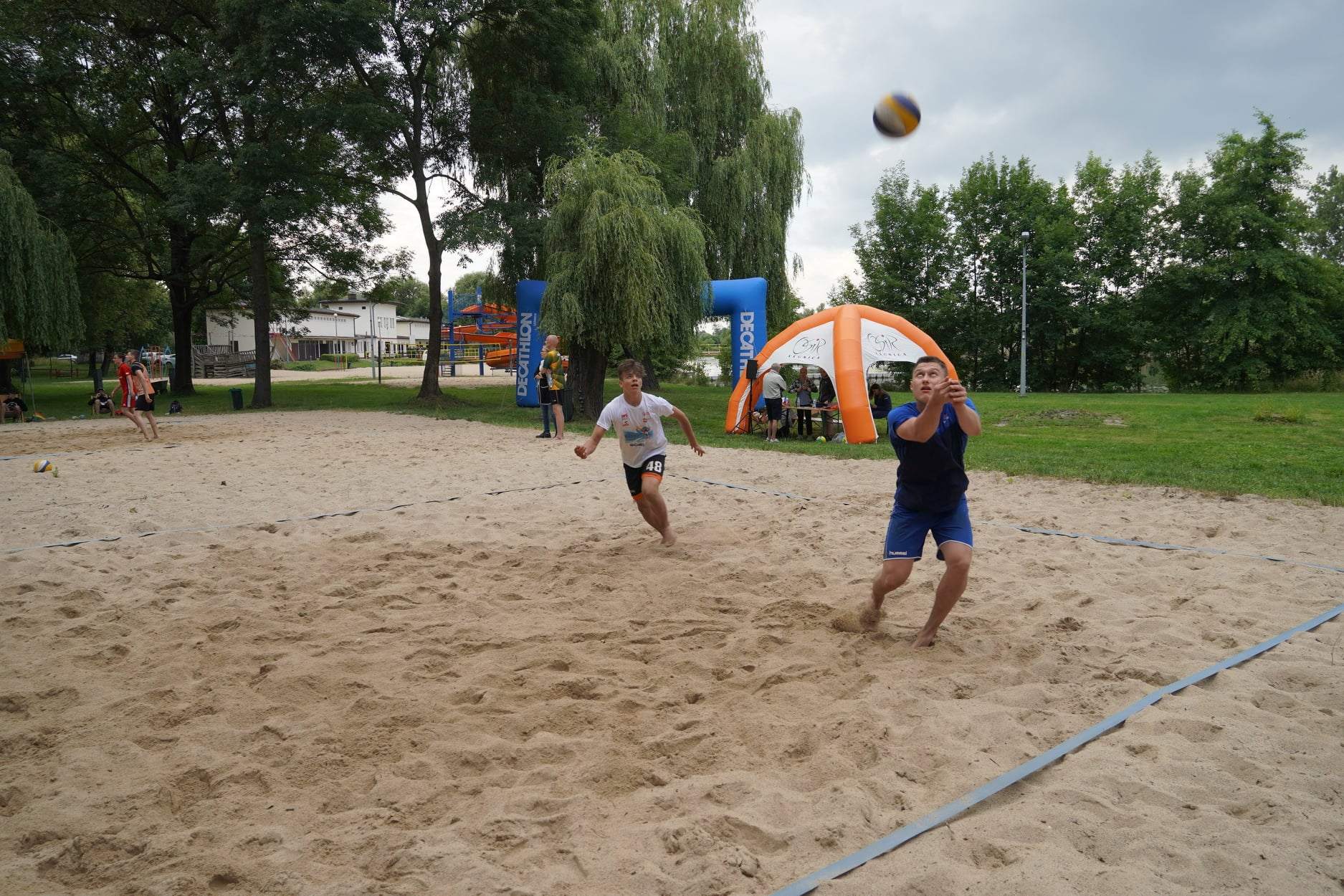Turniej siatkówki plażowej „Bez skarpet” na kąpielisku Kormoran