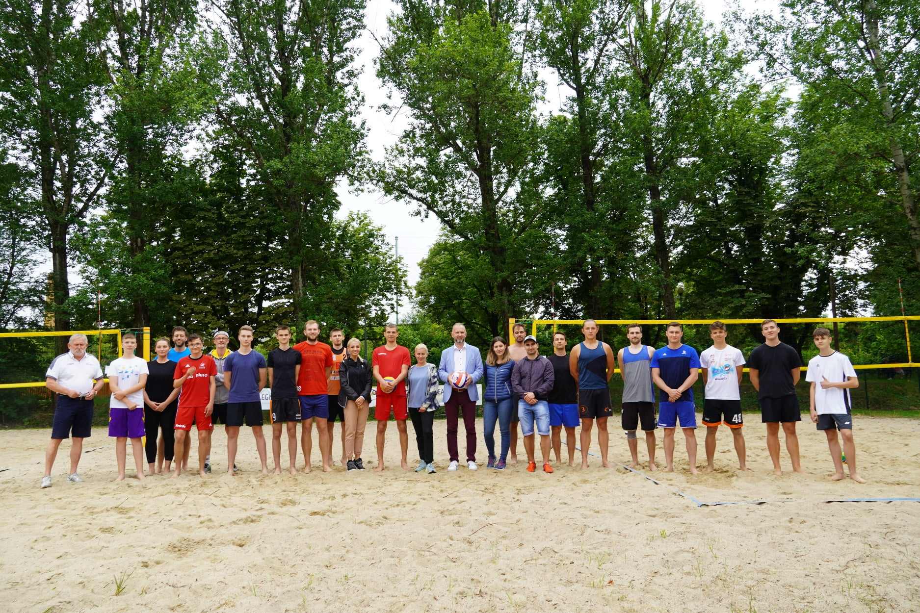 Turniej siatkówki plażowej „Bez skarpet” na kąpielisku Kormoran