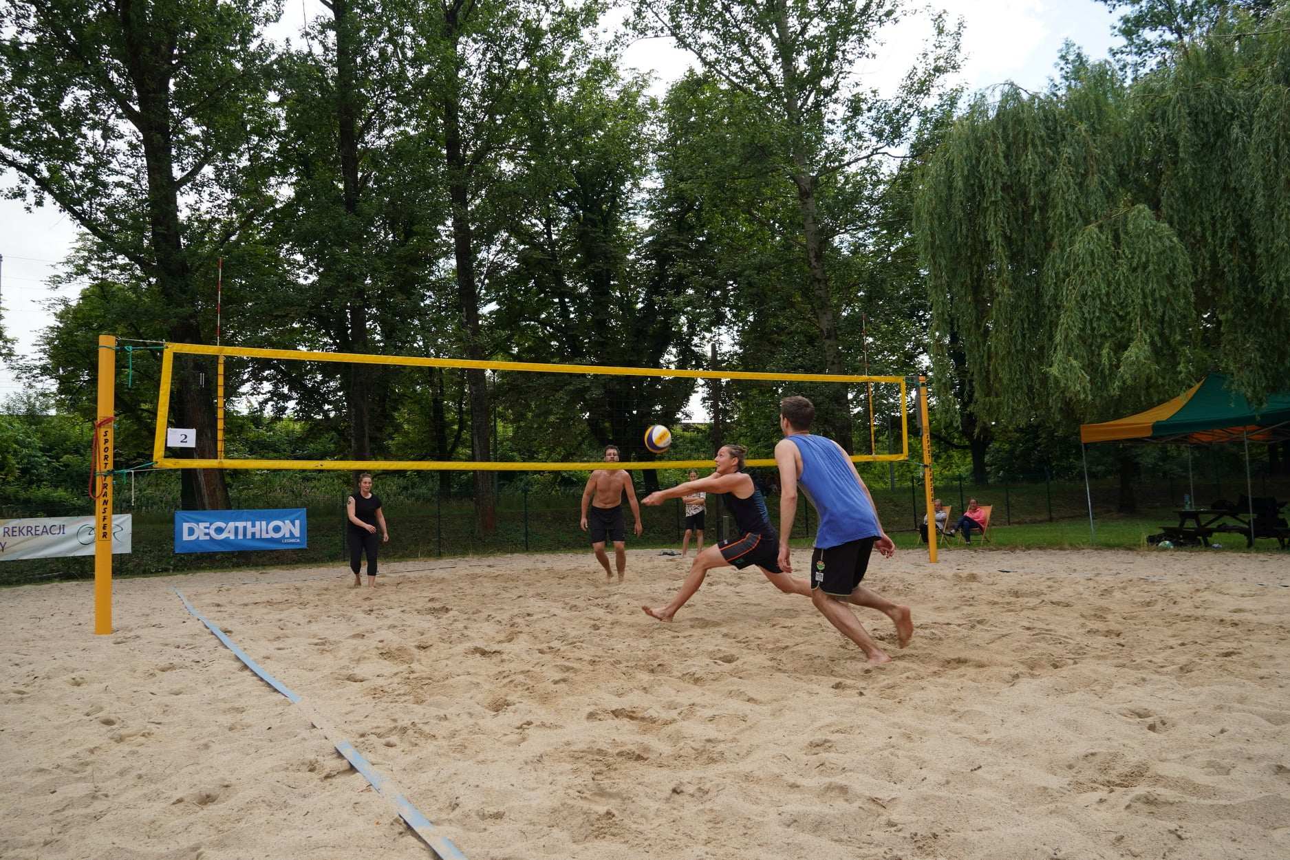 Turniej siatkówki plażowej „Bez skarpet” na kąpielisku Kormoran