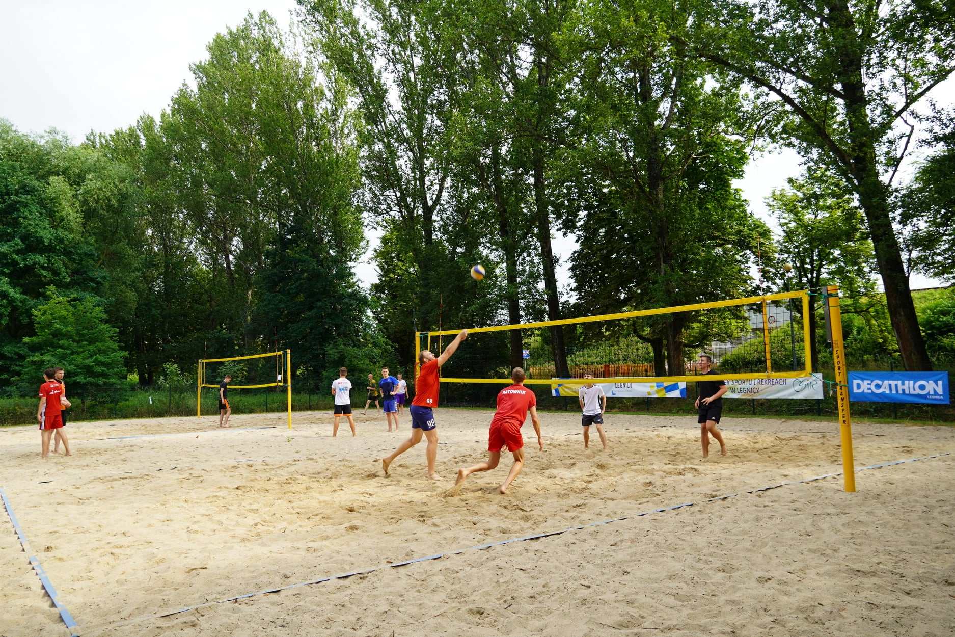 Turniej siatkówki plażowej „Bez skarpet” na kąpielisku Kormoran
