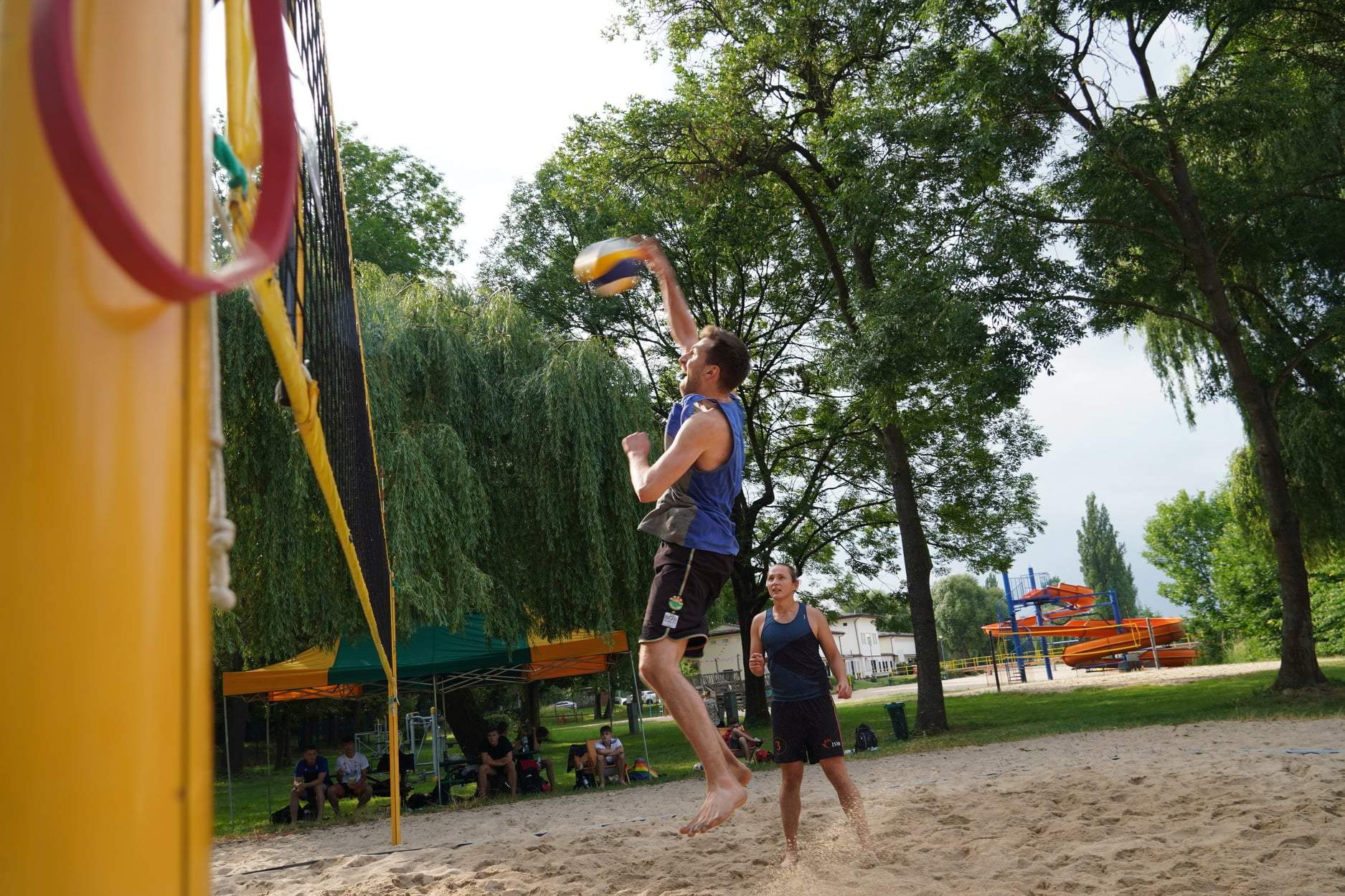 Turniej siatkówki plażowej „Bez skarpet” na kąpielisku Kormoran