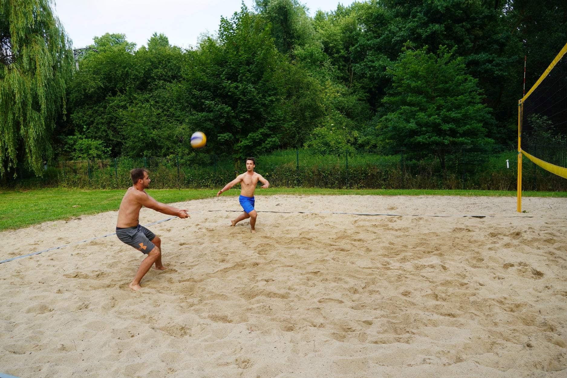 Turniej siatkówki plażowej „Bez skarpet” na kąpielisku Kormoran