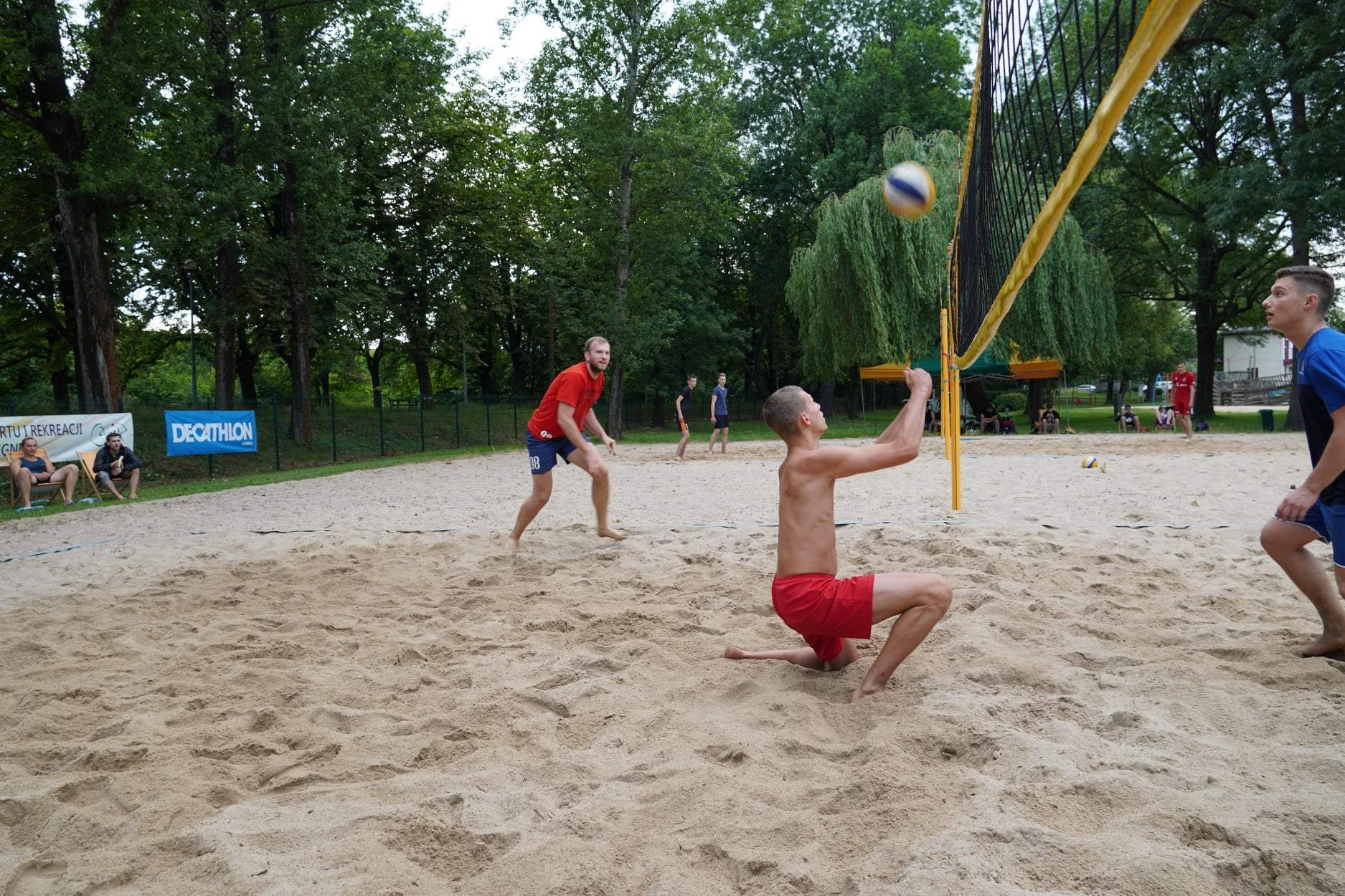 Turniej siatkówki plażowej „Bez skarpet” na kąpielisku Kormoran