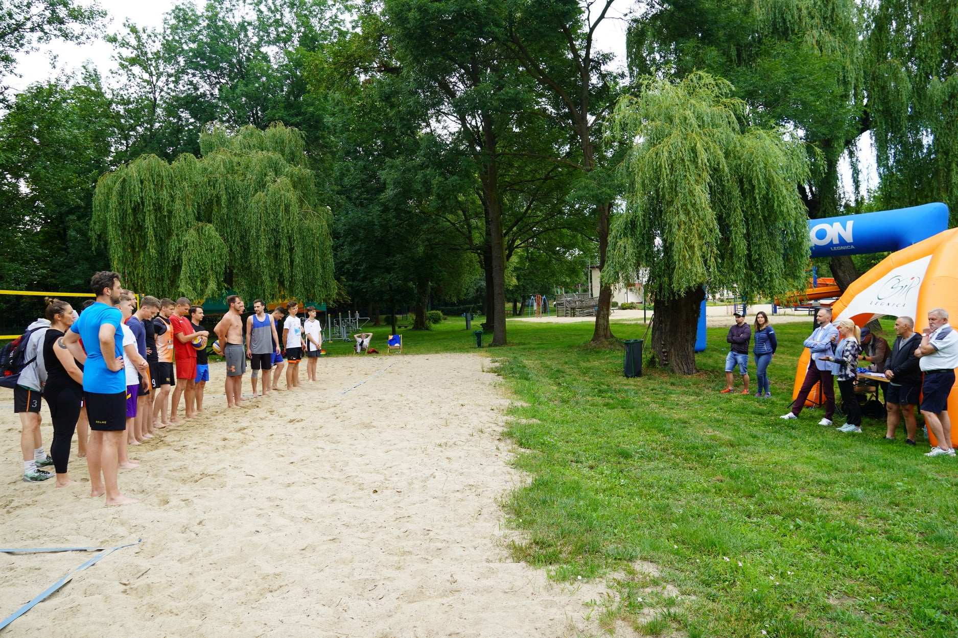 Turniej siatkówki plażowej „Bez skarpet” na kąpielisku Kormoran