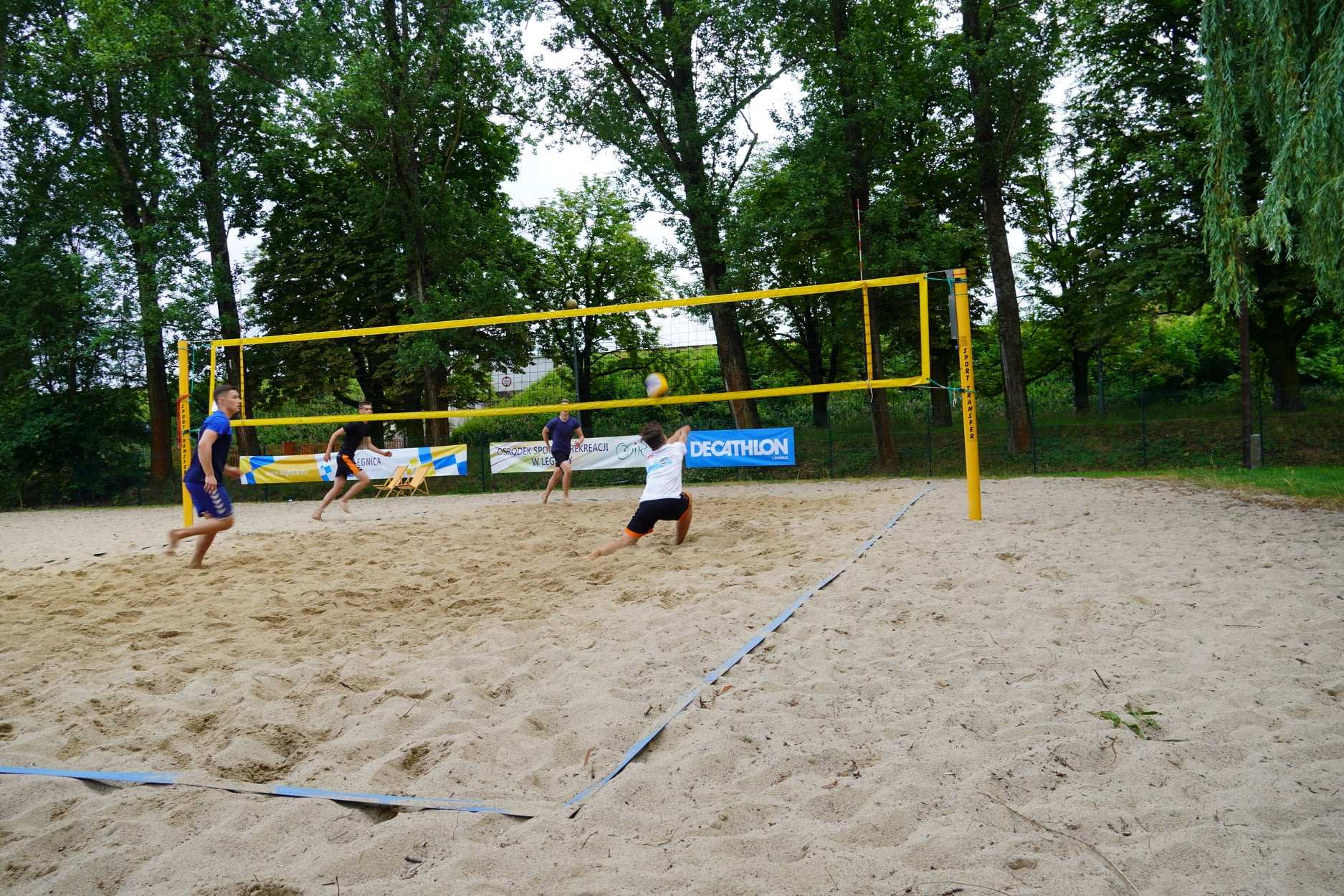 Turniej siatkówki plażowej „Bez skarpet” na kąpielisku Kormoran