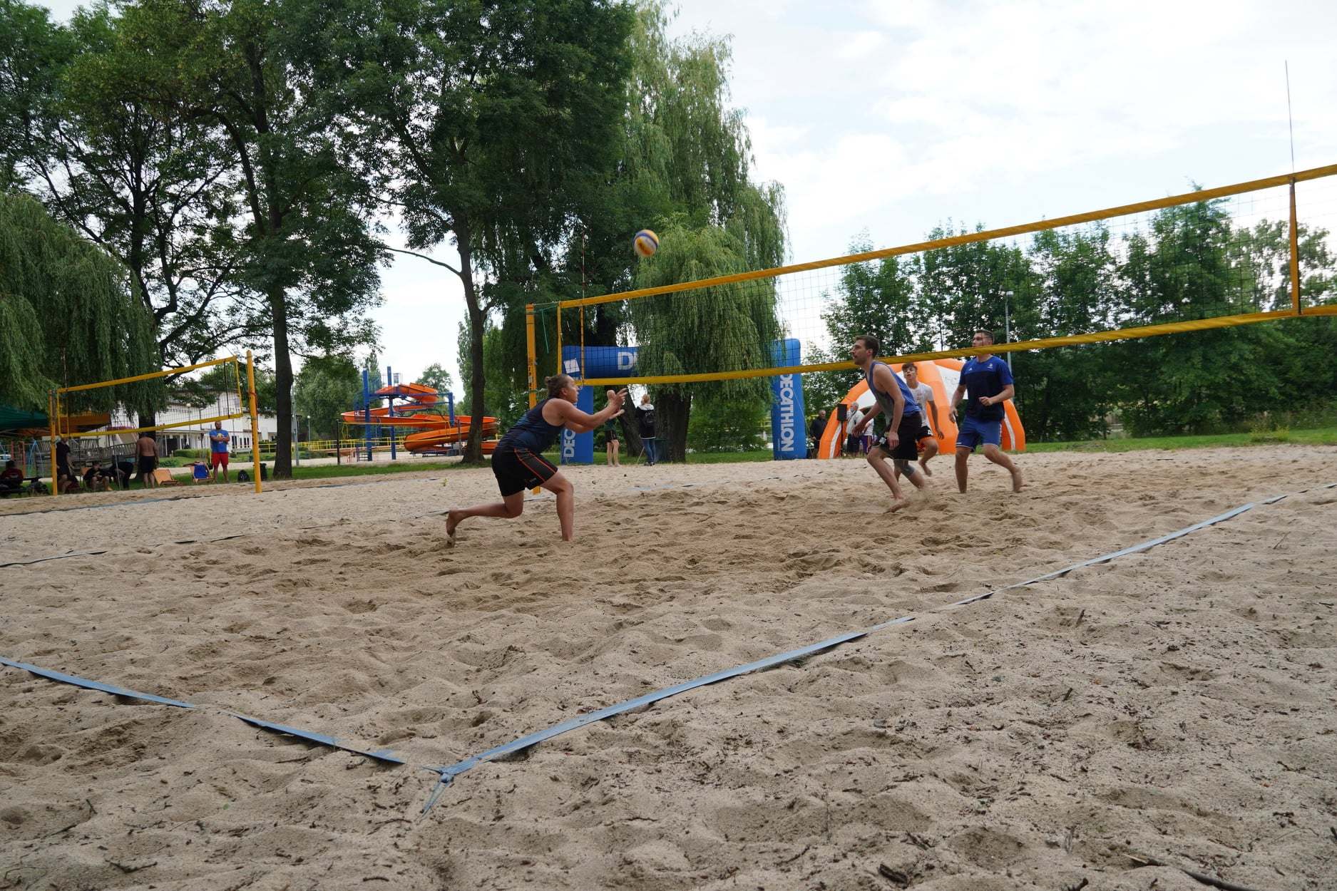 Turniej siatkówki plażowej „Bez skarpet” na kąpielisku Kormoran