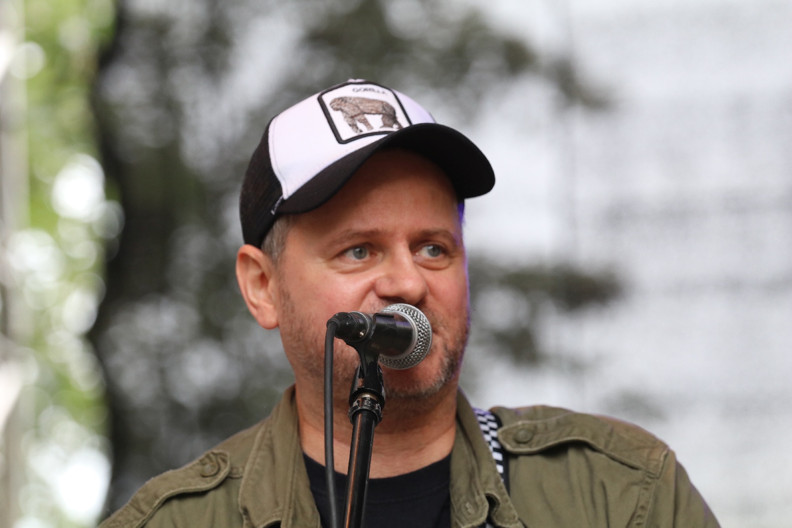 Jack Sparrow gra, przed sceną pierwsi miłośnicy szant