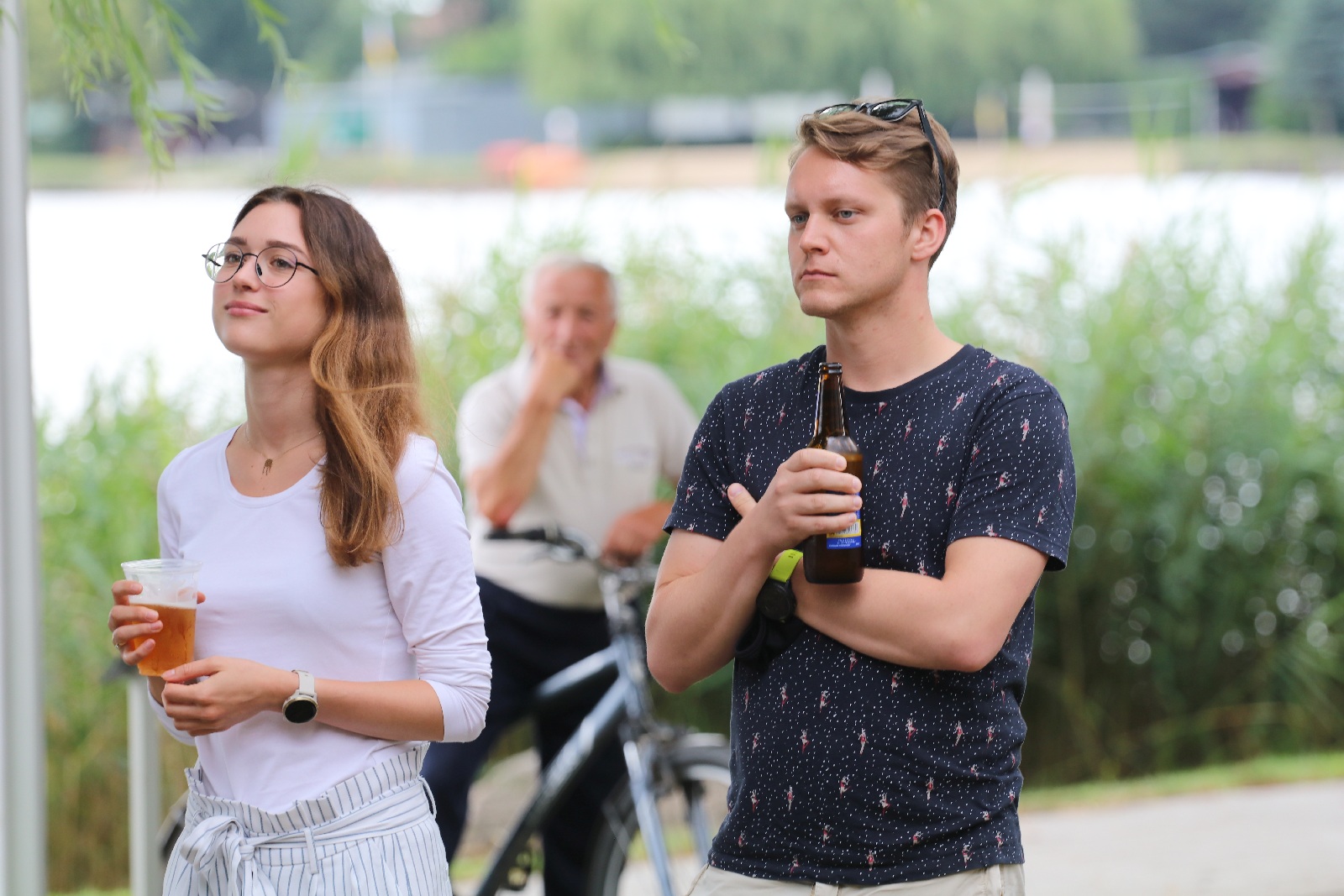 Jack Sparrow gra, przed sceną pierwsi miłośnicy szant
