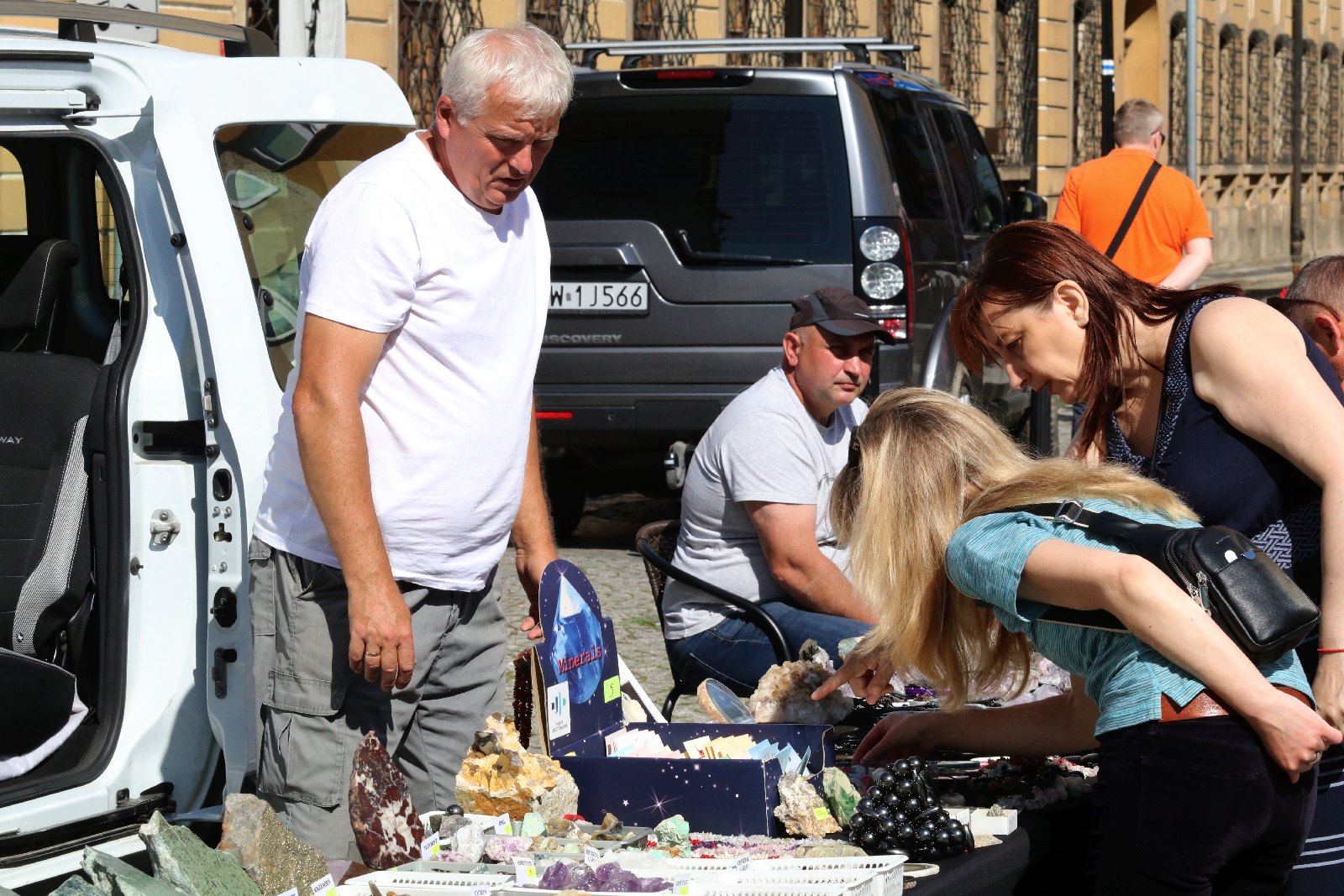 Płyta rynku zapełniła się kolekcjonerami staroci
