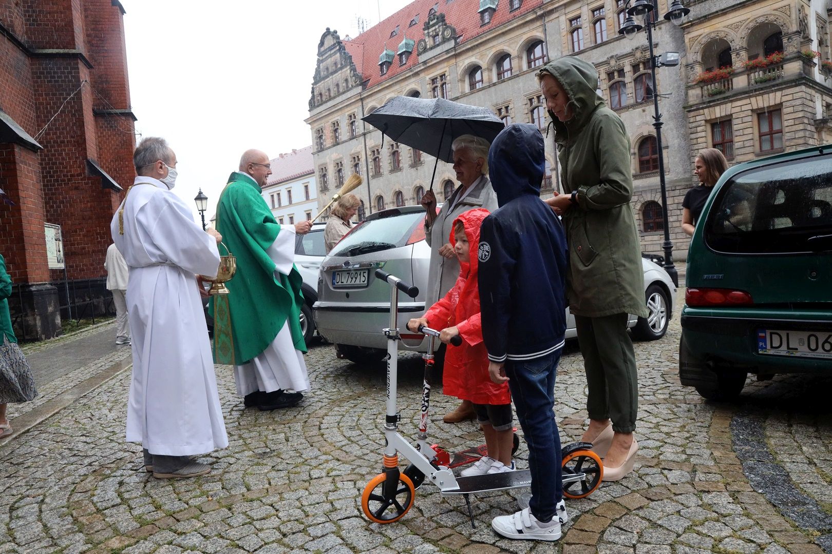 Święcenie pojazdów przed legnickimi kościołami