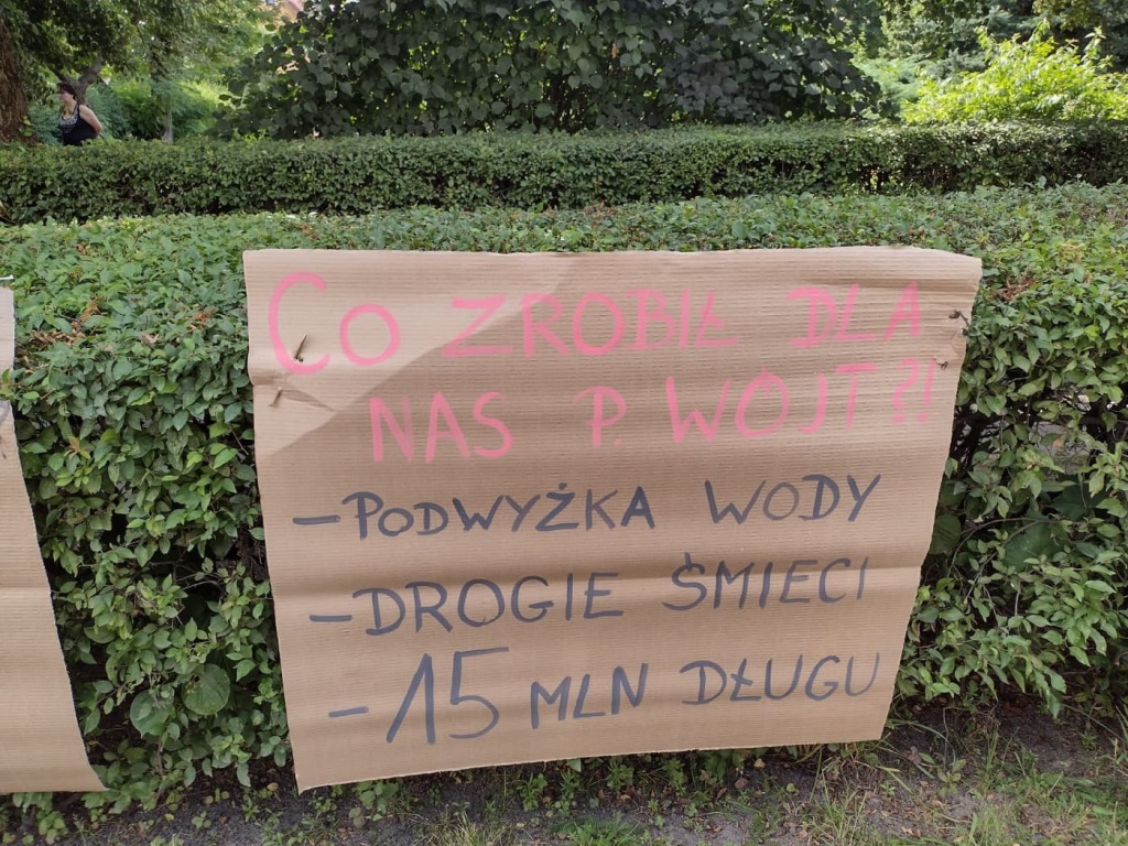 Pikieta mieszkańców przed urzędem gminy w Kunicach