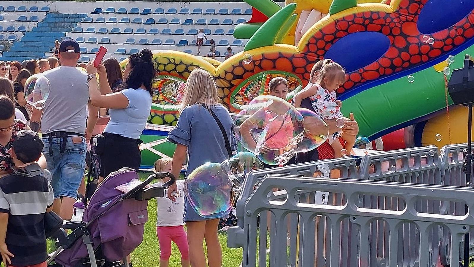 Bańki mydlane puszczali i duzi i mali legniczanie