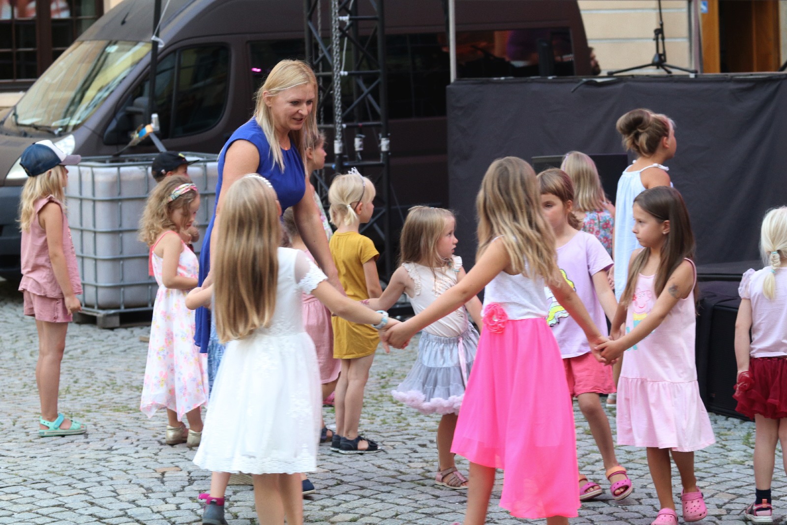 Przeboje Disneya zabrzmiały na dziedzińcu Akademii Rycerskiej