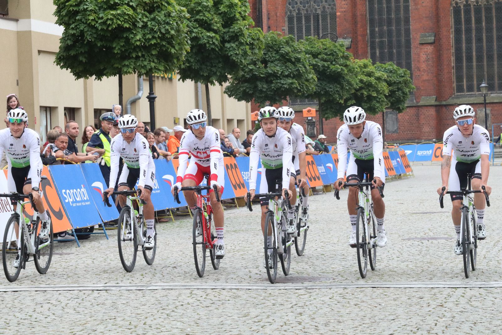 Szesnaście drużyn wystrtowało w 55. CCC Tour Grody Piastowskie
