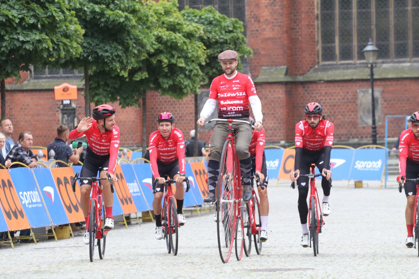 Szesnaście drużyn wystrtowało w 55. CCC Tour Grody Piastowskie