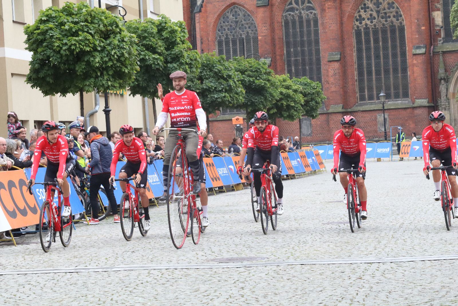 Szesnaście drużyn wystrtowało w 55. CCC Tour Grody Piastowskie