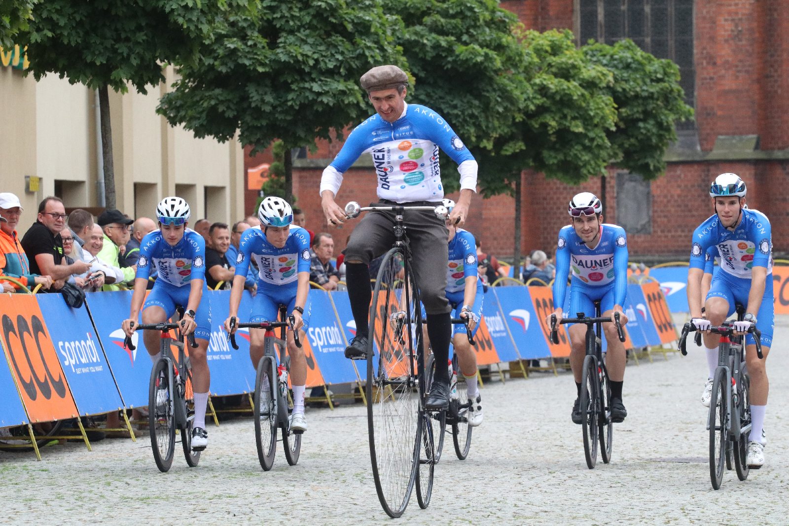 Szesnaście drużyn wystrtowało w 55. CCC Tour Grody Piastowskie