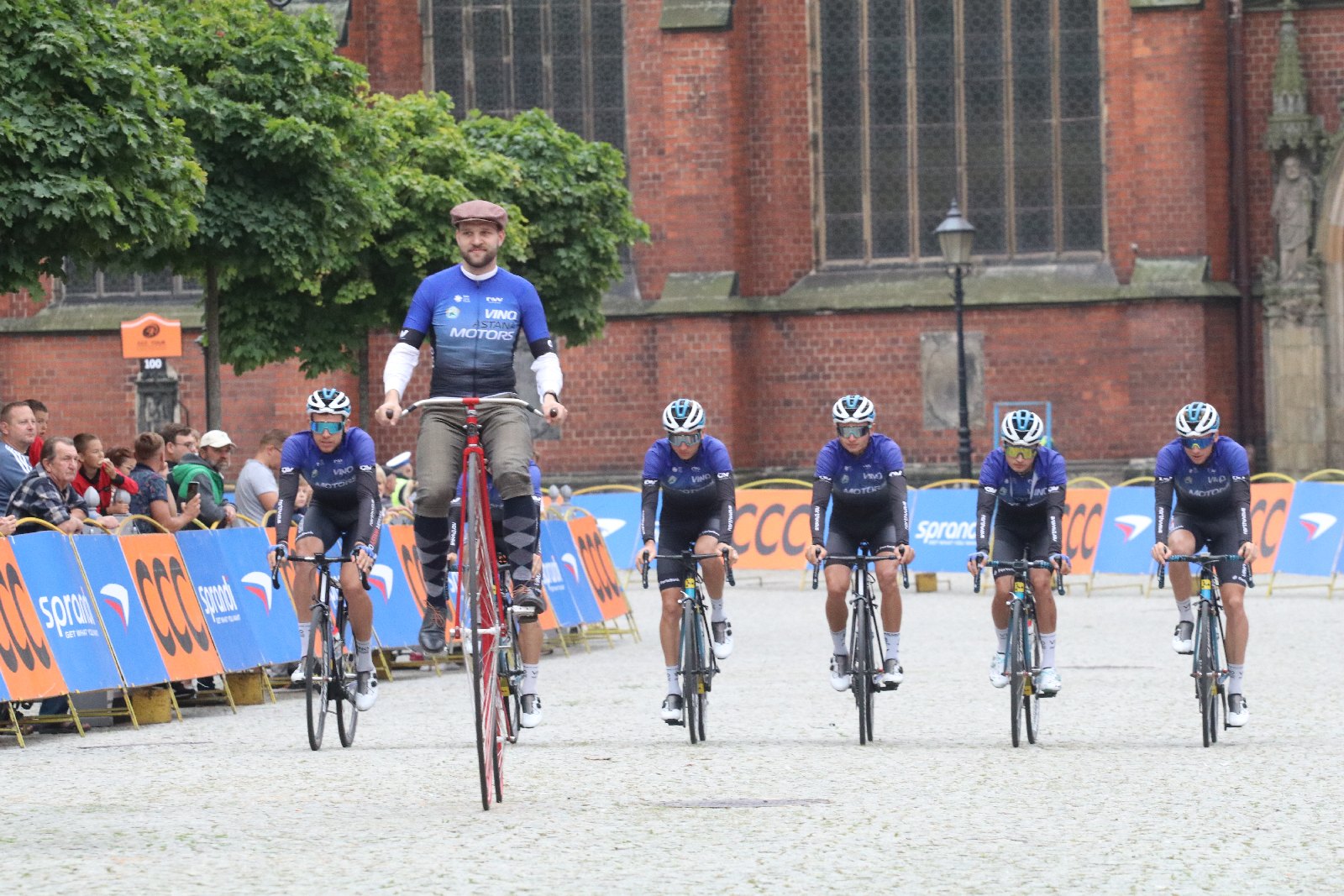Szesnaście drużyn wystrtowało w 55. CCC Tour Grody Piastowskie