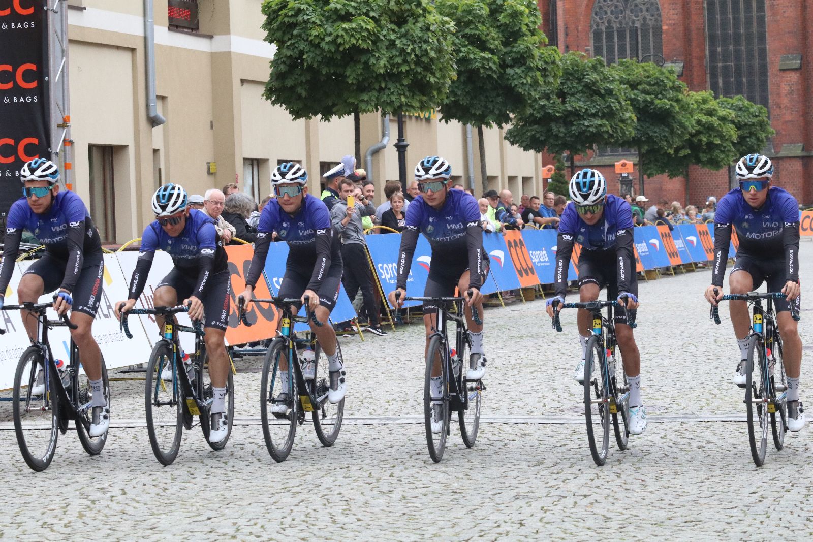 Szesnaście drużyn wystrtowało w 55. CCC Tour Grody Piastowskie