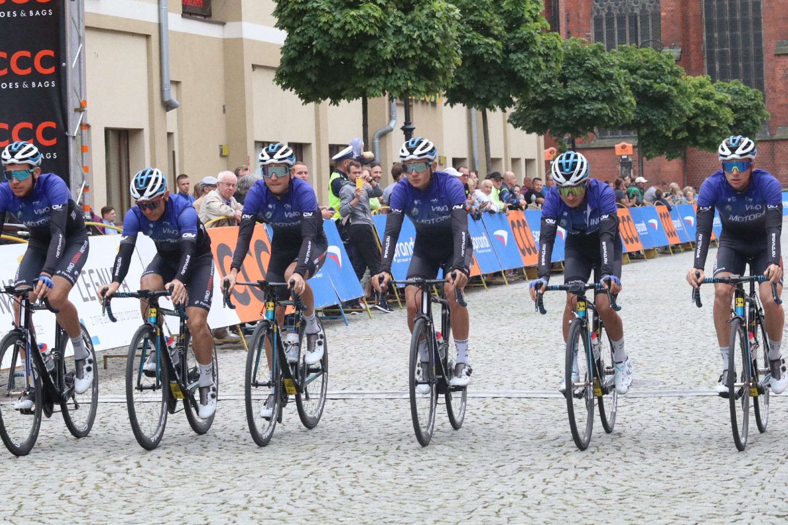 Szesnaście drużyn wystrtowało w 55. CCC Tour Grody Piastowskie